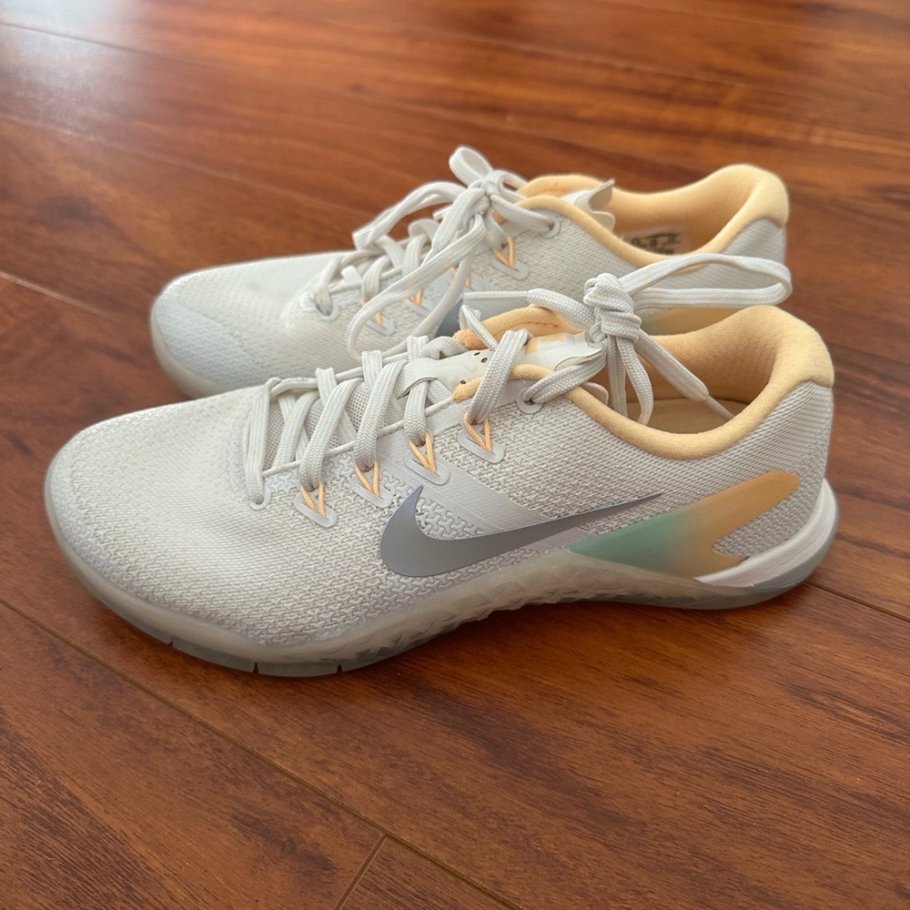 Size 8 women’s Nike